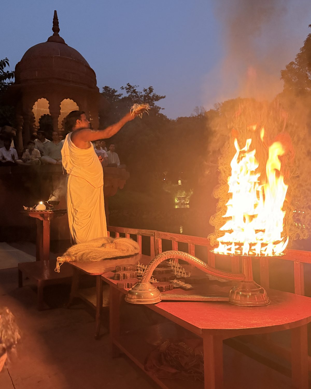 Ceremonia del fuego (aarti) al atardecer durante el retiro en India