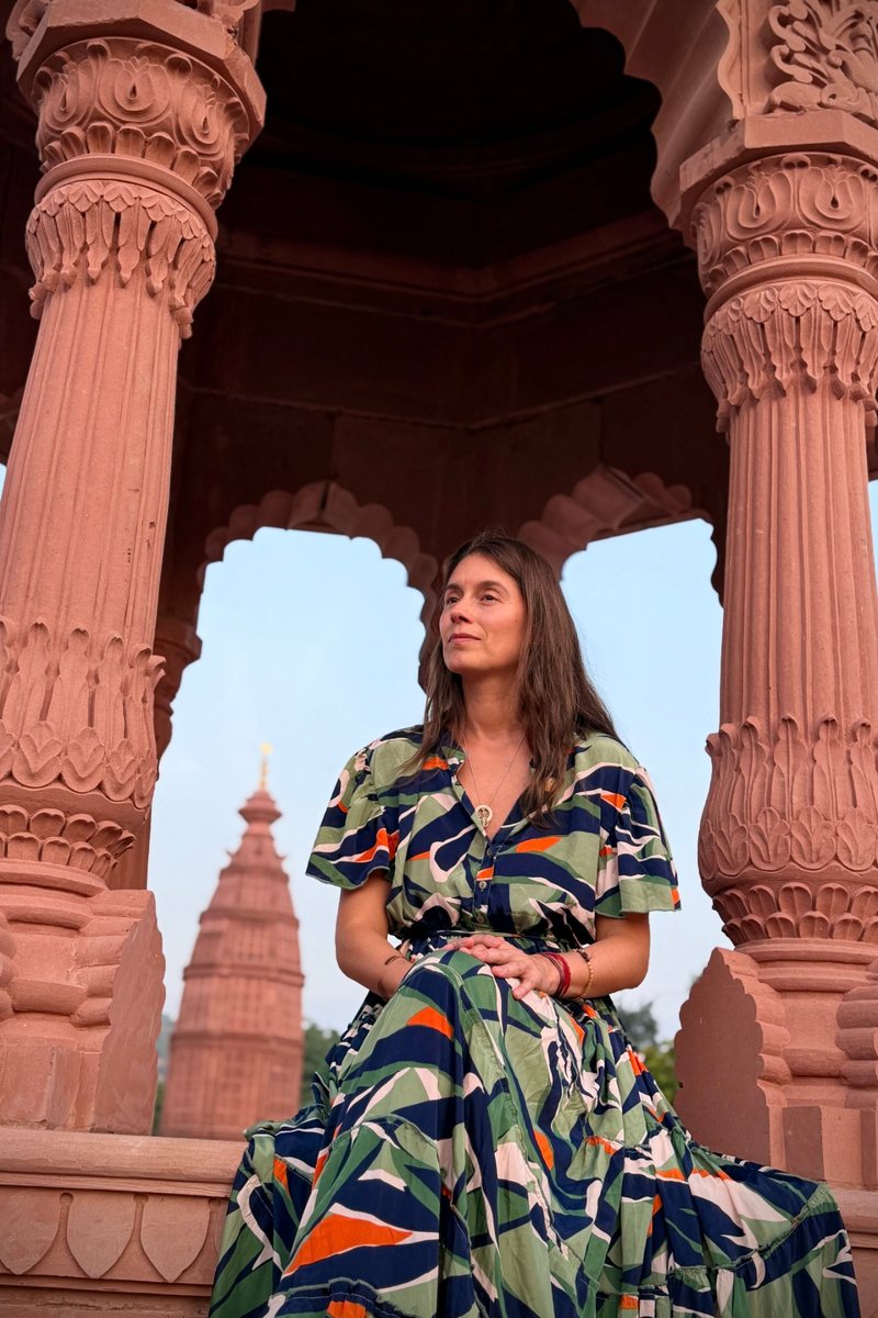 Juliana Klein durante el retiro en India